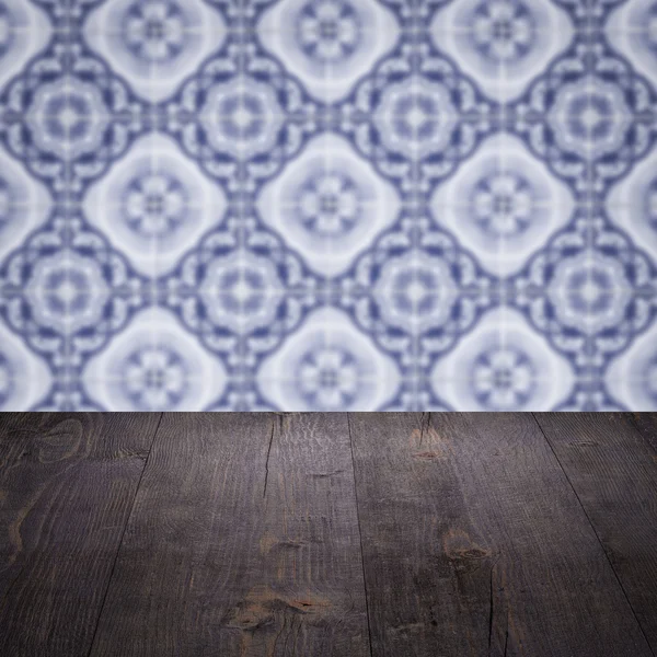 Plateau de table en bois et mur de motif de carreaux de céramique vintage flou — Photo