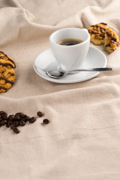 Witte koffie kopje met koffie — Stockfoto