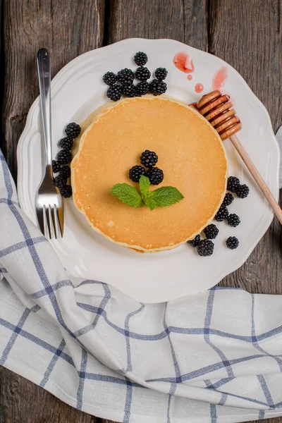 Pfannkuchen mit frischen Brombeeren — Stockfoto