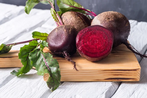 Beetroots rustieke houten tafel — Stockfoto