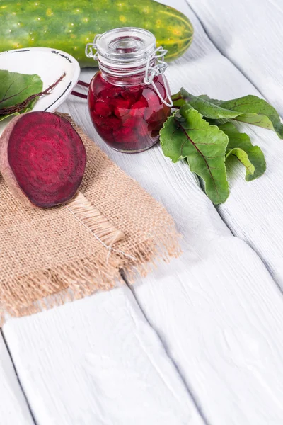 Beetroots rustieke houten tafel — Stockfoto