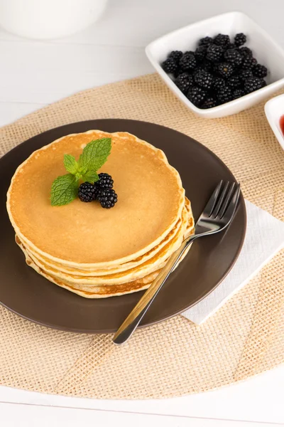 Pfannkuchen mit frischen Brombeeren — Stockfoto