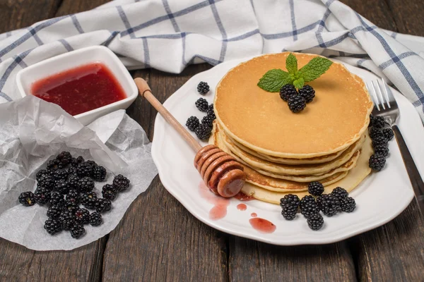 Pfannkuchen mit frischen Brombeeren — Stockfoto