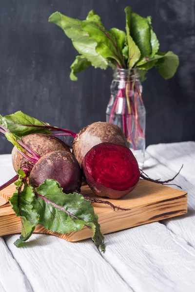 Beetroots rustieke houten tafel — Stockfoto