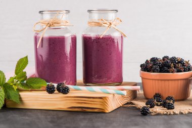 Taze kırmızı meyve güler yüzlü