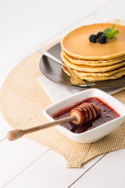 Pfannkuchen mit frischen Brombeeren — Stockfoto