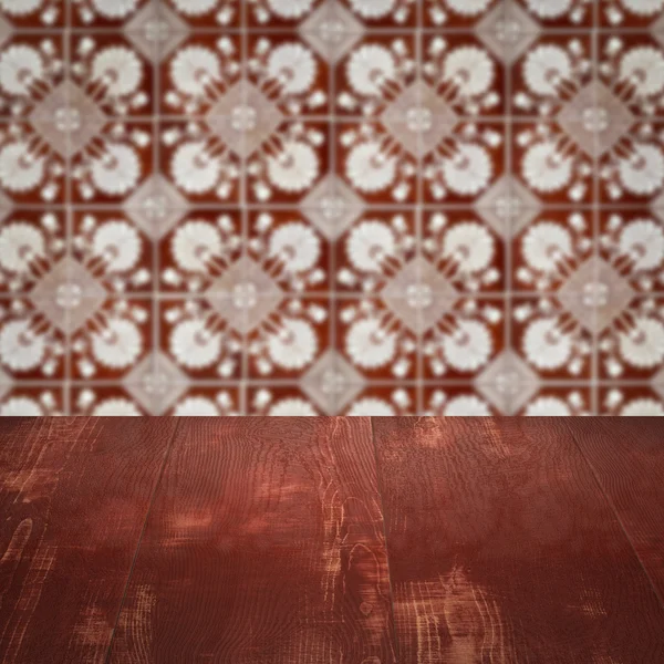 Plateau de table en bois et mur de motif de carreaux de céramique vintage flou — Photo