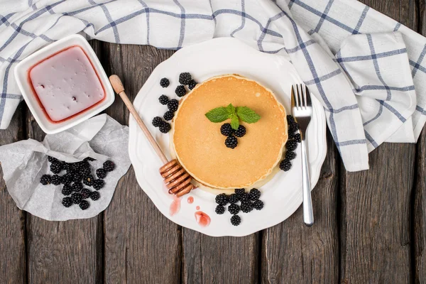 Pfannkuchen mit frischen Brombeeren — Stockfoto