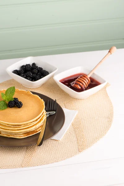 Pancakes with fresh blackberries — Stock Photo, Image