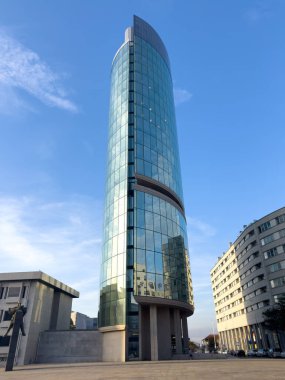 MAIA, PORTUGAL - 17 EKİM 2025: Esttua do Lidador (Lidador Heykeli), halk meydanında geçen ortaçağ şövalyesi Gonalo Mendes da Maia onuruna, Portekiz 'in Maia şehrinde bulunan Praca Doutor Jos de Vieira de Carvalho,.