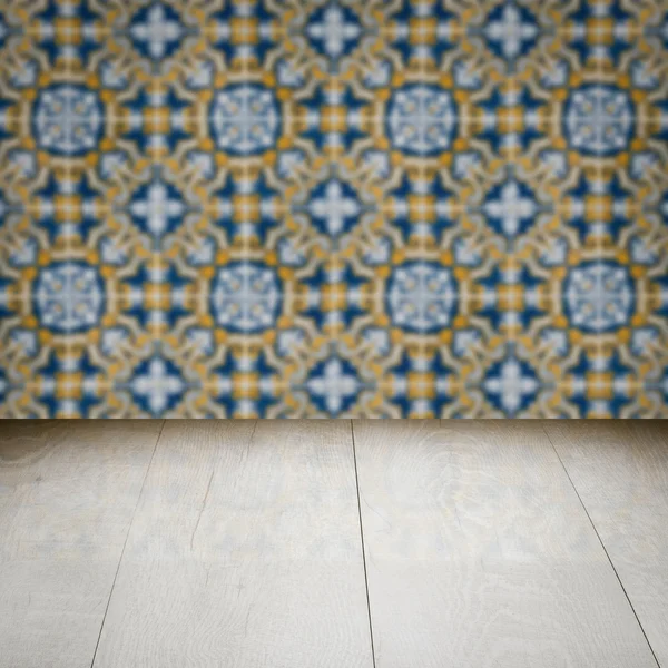 Plateau de table en bois et mur de motif de carreaux de céramique vintage flou — Photo