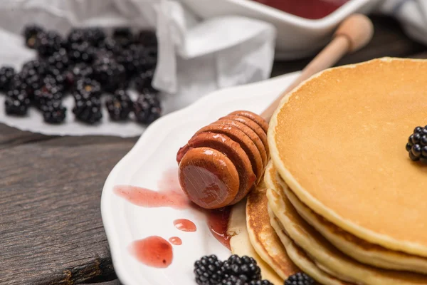 Pfannkuchen mit frischen Brombeeren — Stockfoto