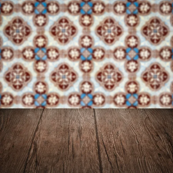 Plateau de table en bois et mur de motif de carreaux de céramique vintage flou — Photo