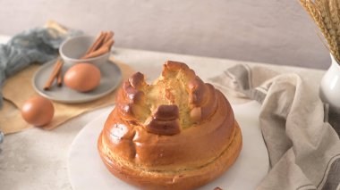 Bu ikonik kale biçimli tatlı ekmek koyu altın bir kabuğa ve yumuşak, havadar bir iç kısma sahiptir. Köy sahnesi yumurta, tarçın çubuğu ve doğal keten gibi taze pişirme malzemeleriyle tamamlanıyor..