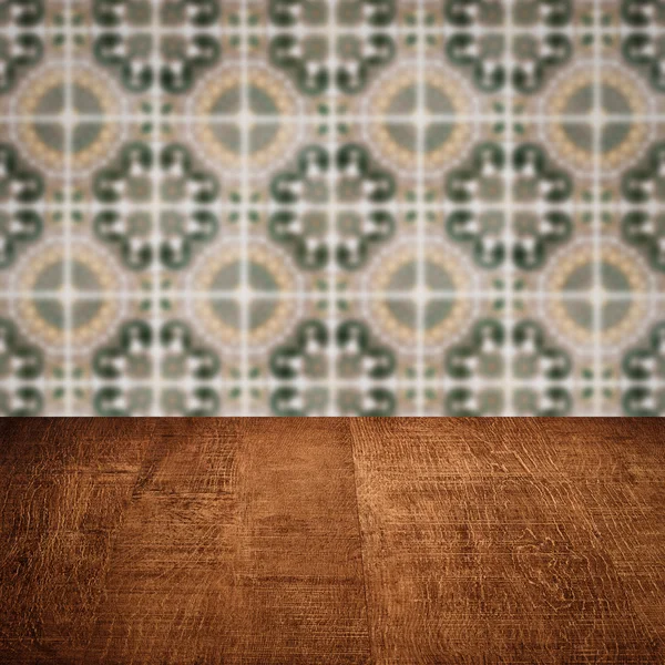 Plateau de table en bois et mur de motif de carreaux de céramique vintage flou — Photo