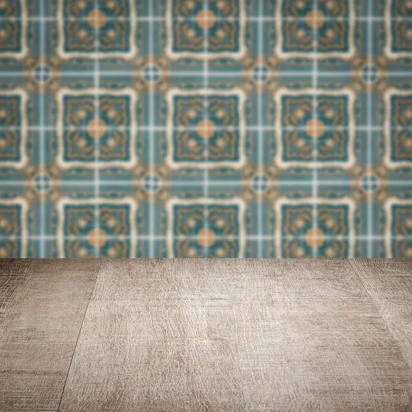 Plateau de table en bois et mur de motif de carreaux de céramique vintage flou — Photo