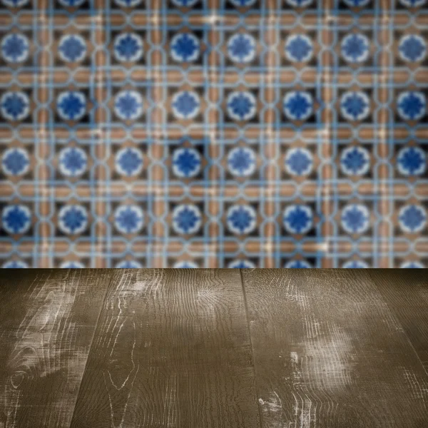 Plateau de table en bois et mur de motif de carreaux de céramique vintage flou — Photo