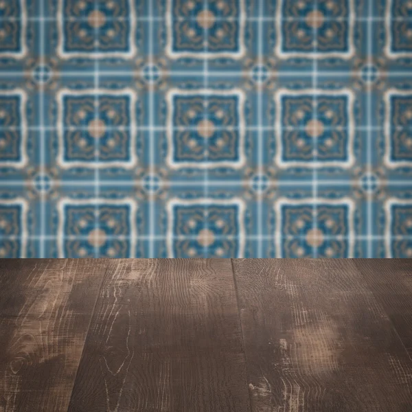 Holz Tischplatte und verschwimmen Vintage Keramikfliesen Muster Wand — Stockfoto