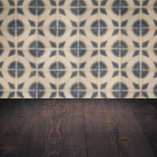 Plateau de table en bois et mur de motif de carreaux de céramique vintage flou — Photo