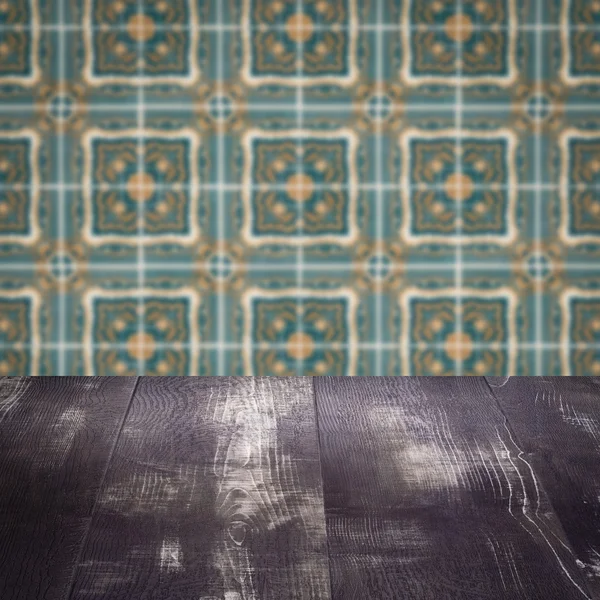 Plateau de table en bois et mur de motif de carreaux de céramique vintage flou — Photo