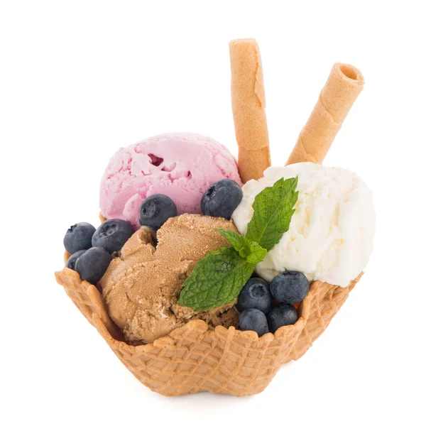Copas de helado en cuenco de oblea —  Fotos de Stock