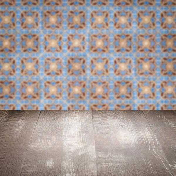 Holz Tischplatte und verschwimmen Vintage Keramikfliesen Muster Wand — Stockfoto