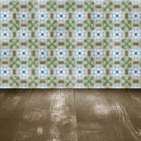 Houten tafelblad en vervagen vintage ceramiektegel patroon muur — Stockfoto