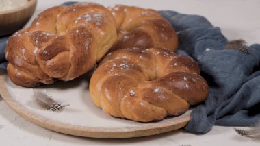 Paskalya folar ve yumurtalar ahşap masanın üstünde..