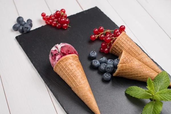 Berry dondurma koni — Stok fotoğraf
