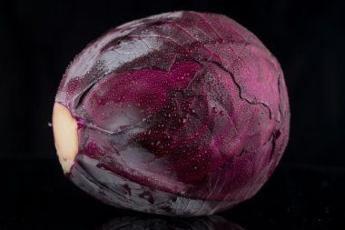 Siyah zemin üzerine kırmızı lahana