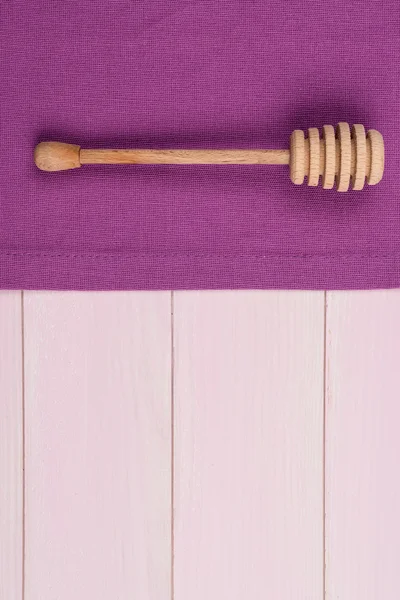 Utensilios de cocina en toalla púrpura — Foto de Stock