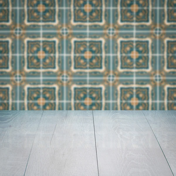 Plateau de table en bois et mur de motif de carreaux de céramique vintage flou — Photo