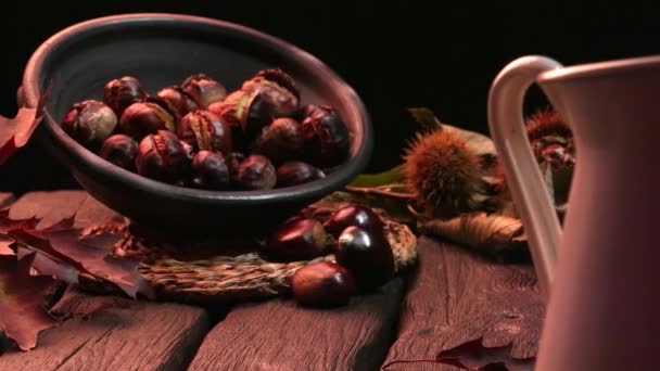 Castagne e foglie tostate — Video Stock