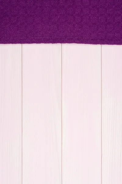 Fialový ručník přes dřevěný stůl — Stock fotografie
