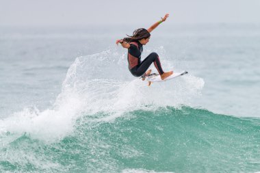 Kimliği belirsiz kız sörfçü