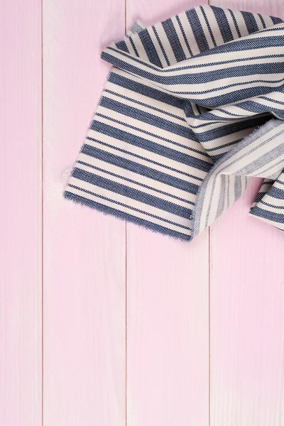 Blauwe handdoek boven tafel — Stockfoto