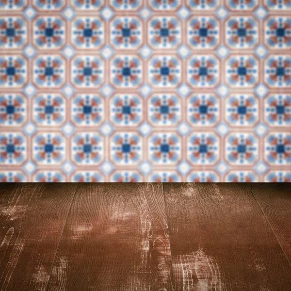 Plateau de table en bois et mur de motif de carreaux de céramique vintage flou — Photo