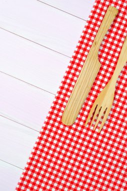 Kırmızı havlu üzerinde mutfak eşyaları