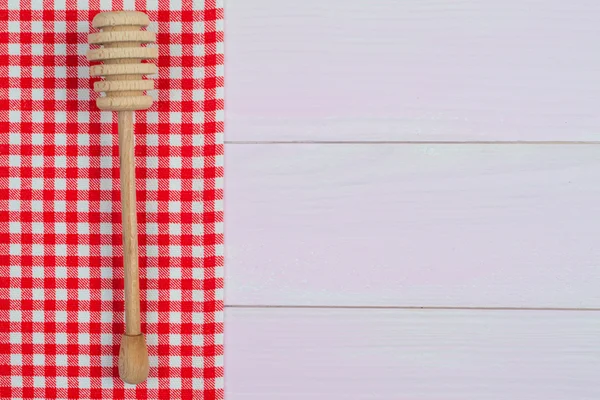 Utensílios de cozinha em toalha vermelha — Fotografia de Stock