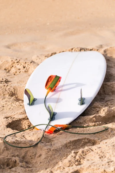 Surfplank op strand — Stockfoto