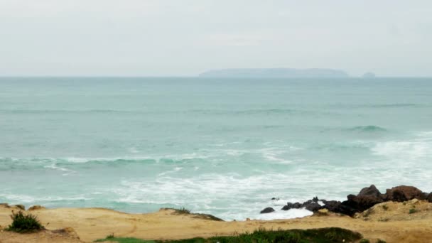 Mar e rochas em Peniche, Portugal — Vídeo de Stock