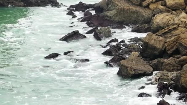 Θάλασσα και τους βράχους σε Peniche, Πορτογαλία — Αρχείο Βίντεο