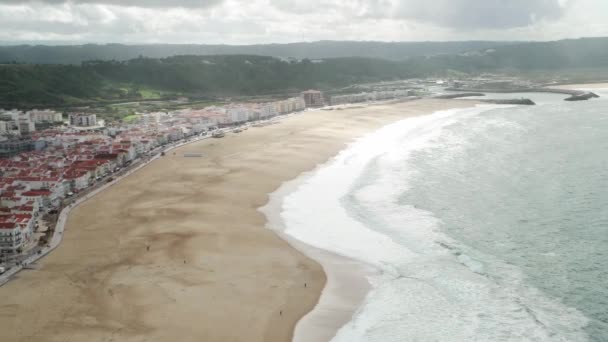 ナザレ、ポルトガルにおける波とビーチ — ストック動画