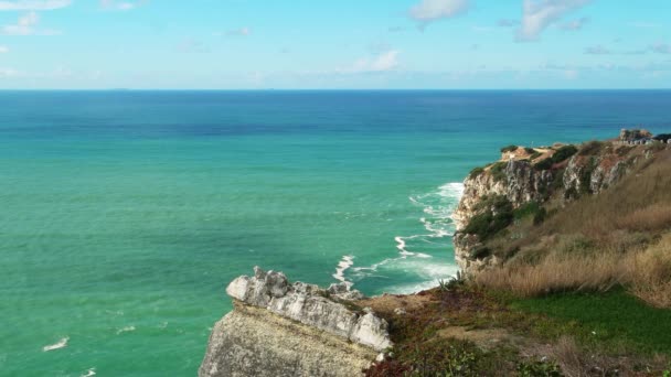 Playa con olas en Nazare, Portugal — Vídeos de Stock