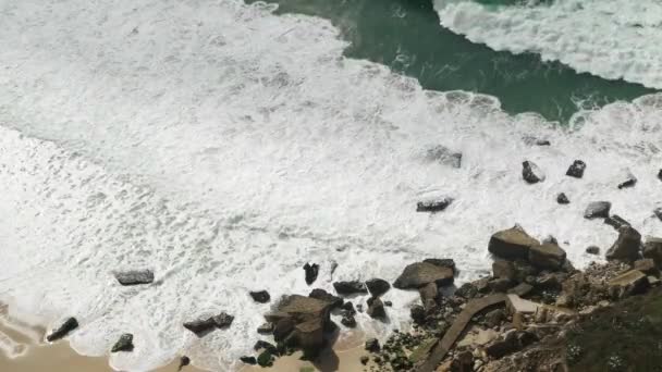 Пляж с волнами в Назаре, Португалия — стоковое видео