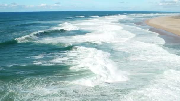 Playa con olas en Nazare, Portugal — Vídeos de Stock