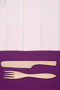 Mor havlu üzerinde mutfak eşyaları
