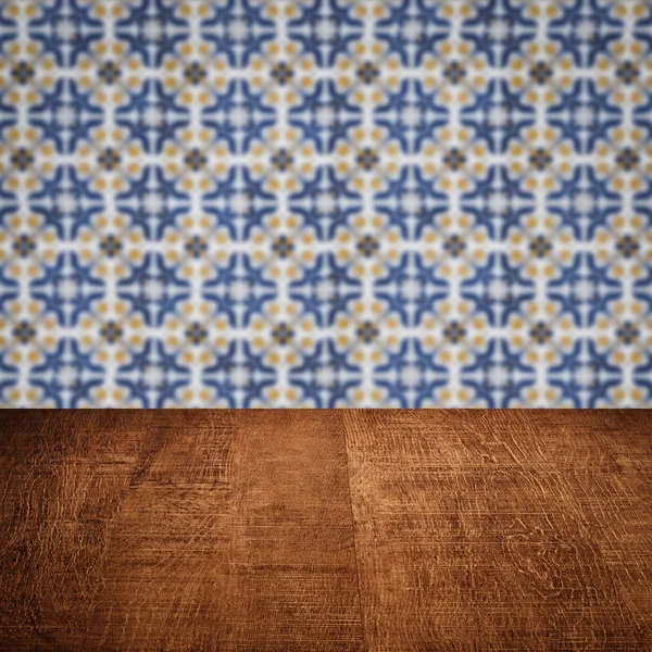 Plateau de table en bois et mur de motif de carreaux de céramique vintage flou — Photo