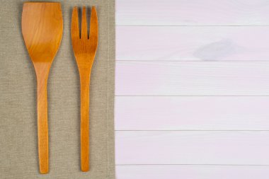 bej renkli havlu üzerinde mutfak eşyaları