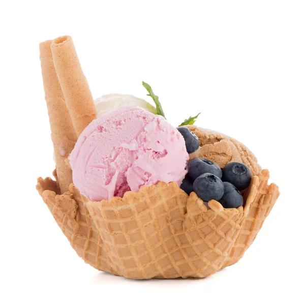 Ice cream scoops in wafer kom — Stockfoto